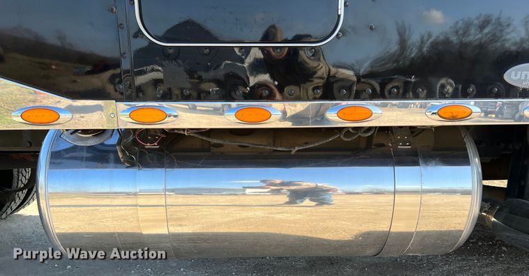 image for item LI9546 2006 Peterbilt 379  semi truck