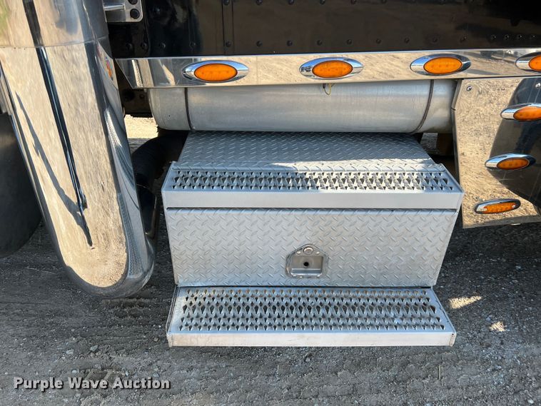 image for item LI9546 2006 Peterbilt 379  semi truck