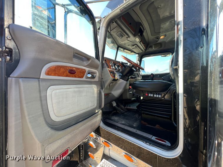 image for item LI9546 2006 Peterbilt 379  semi truck