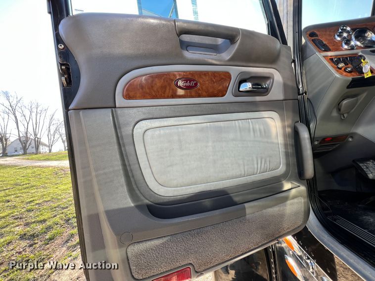 image for item LI9546 2006 Peterbilt 379  semi truck