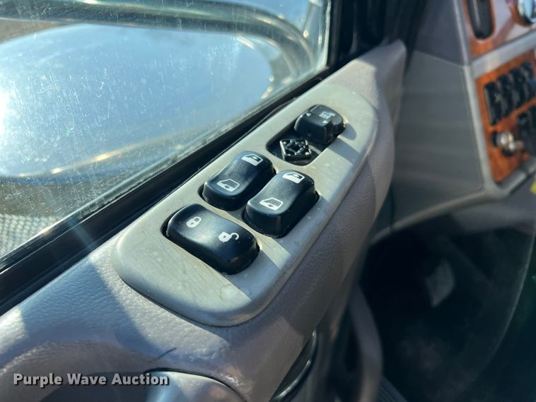 image for item LI9546 2006 Peterbilt 379  semi truck