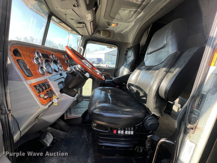 image for item LI9546 2006 Peterbilt 379  semi truck