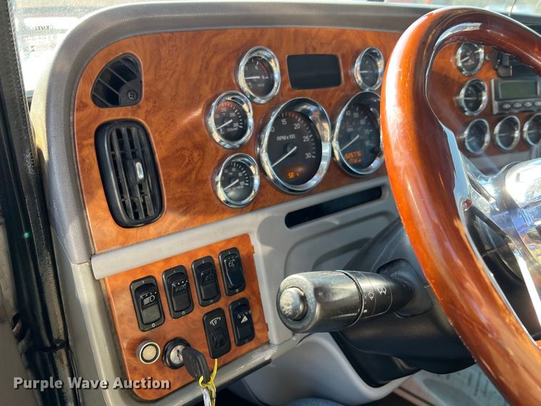 image for item LI9546 2006 Peterbilt 379  semi truck