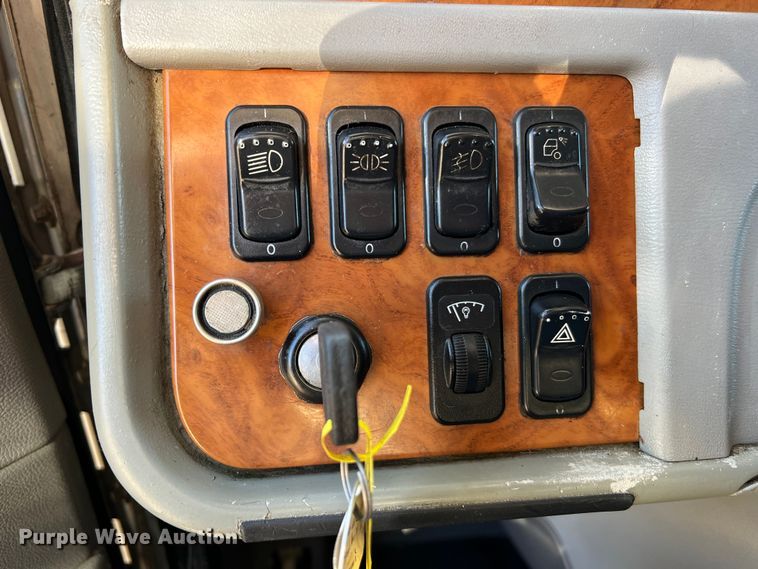 image for item LI9546 2006 Peterbilt 379  semi truck