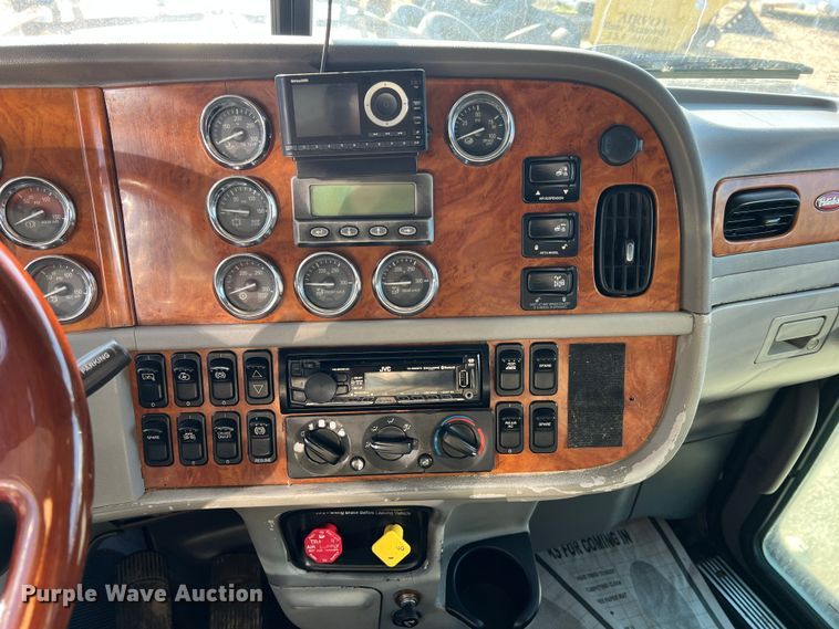 image for item LI9546 2006 Peterbilt 379  semi truck