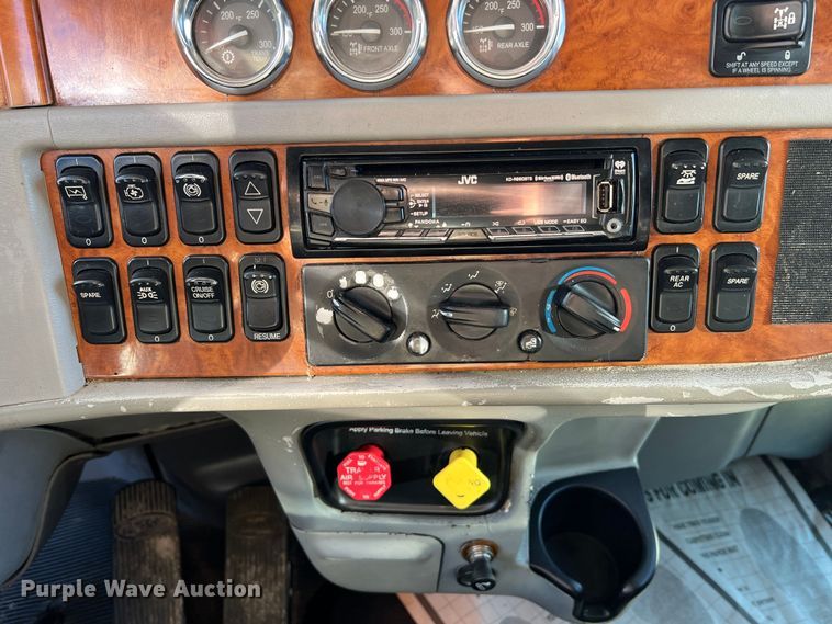 image for item LI9546 2006 Peterbilt 379  semi truck