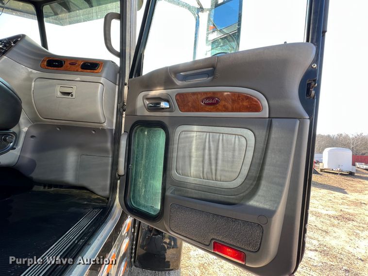 image for item LI9546 2006 Peterbilt 379  semi truck