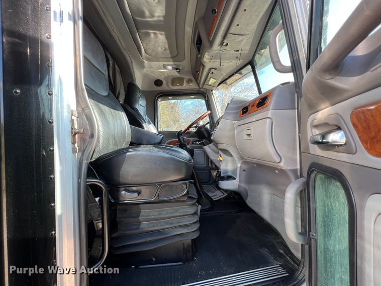 image for item LI9546 2006 Peterbilt 379  semi truck