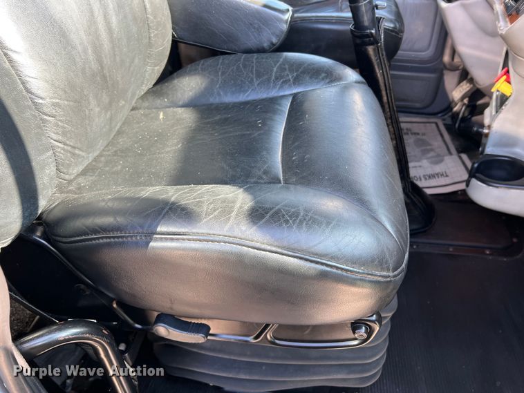 image for item LI9546 2006 Peterbilt 379  semi truck