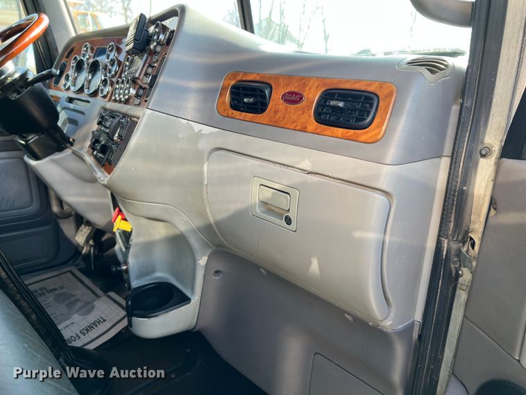 image for item LI9546 2006 Peterbilt 379  semi truck