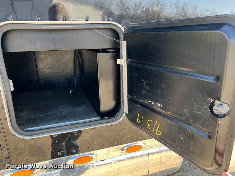 image for item LI9546 2006 Peterbilt 379  semi truck