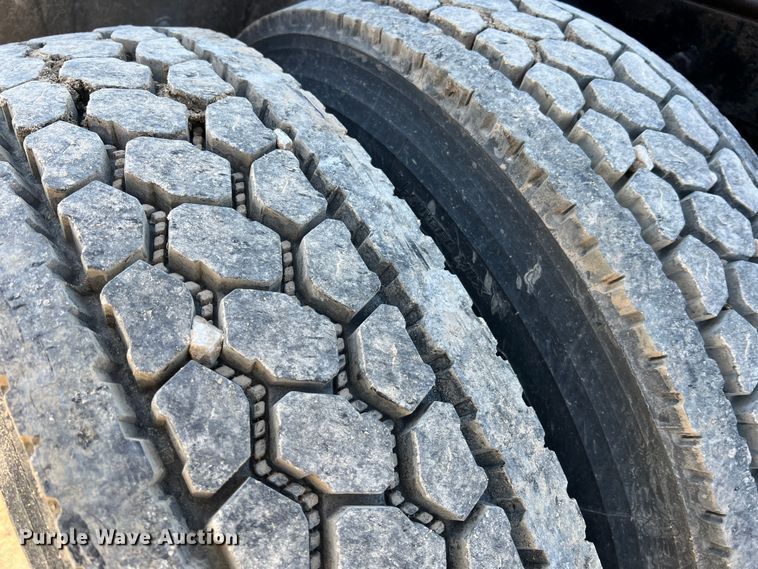 image for item LI9546 2006 Peterbilt 379  semi truck