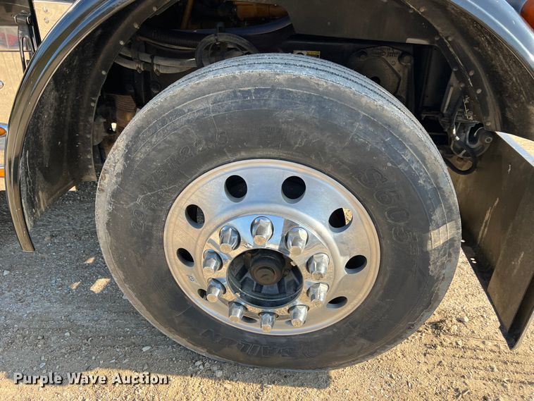 image for item LI9546 2006 Peterbilt 379  semi truck