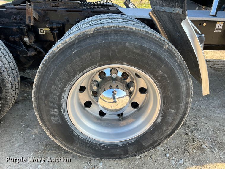 image for item LI9546 2006 Peterbilt 379  semi truck