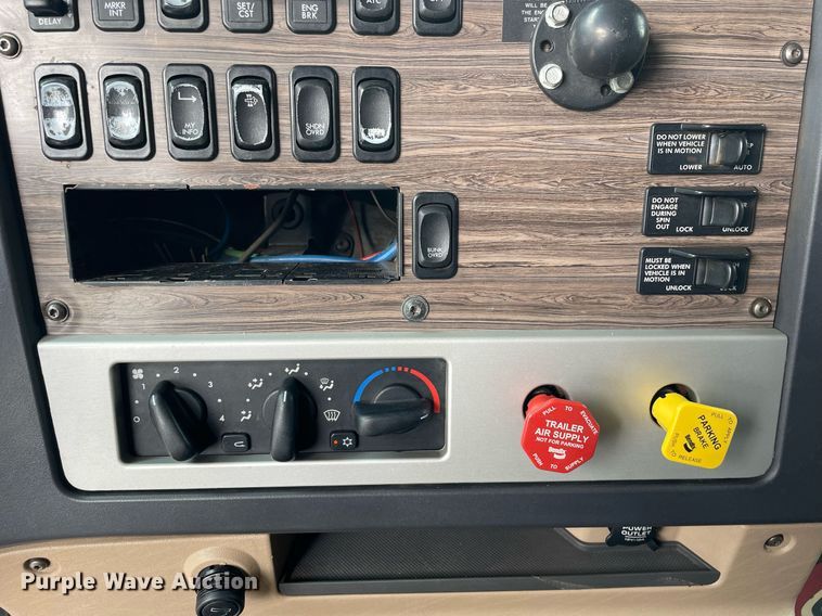 image for item LJ9564 2012 Freightliner Coronado SD  semi truck