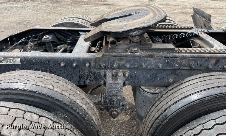 image for item LJ9565 1997 Peterbilt 379  semi truck