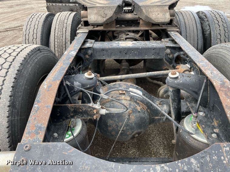 image for item LJ9565 1997 Peterbilt 379  semi truck