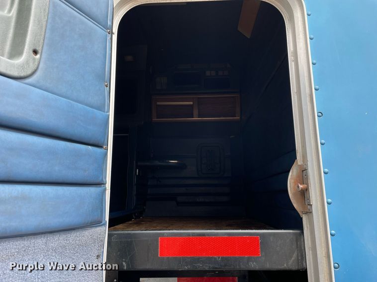 image for item LJ9565 1997 Peterbilt 379  semi truck