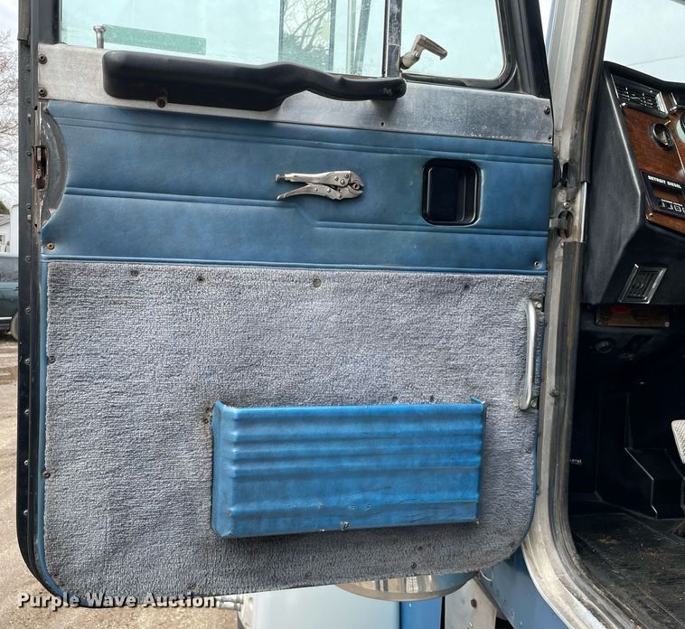 image for item LJ9565 1997 Peterbilt 379  semi truck