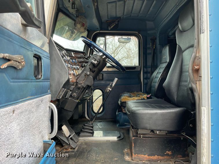 image for item LJ9565 1997 Peterbilt 379  semi truck