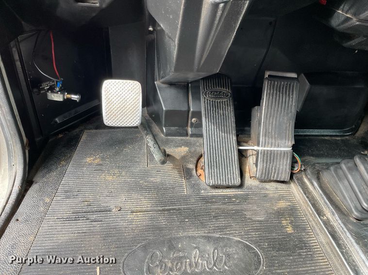 image for item LJ9565 1997 Peterbilt 379  semi truck
