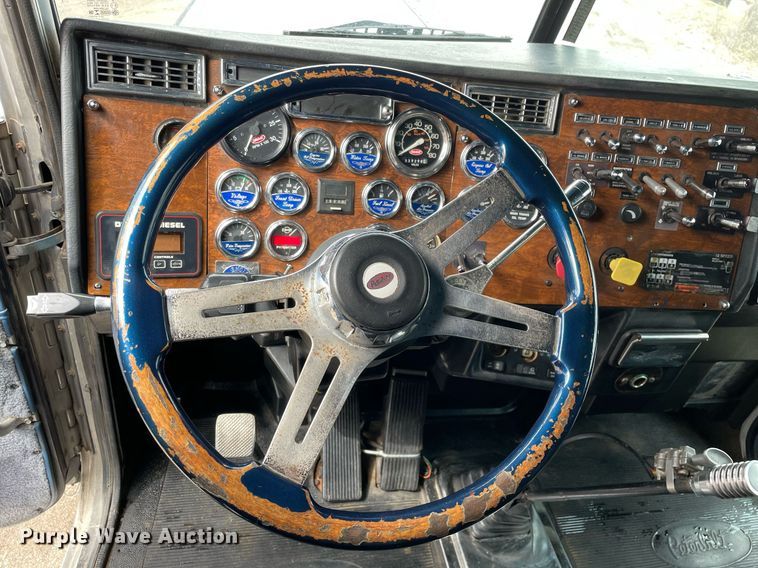 image for item LJ9565 1997 Peterbilt 379  semi truck