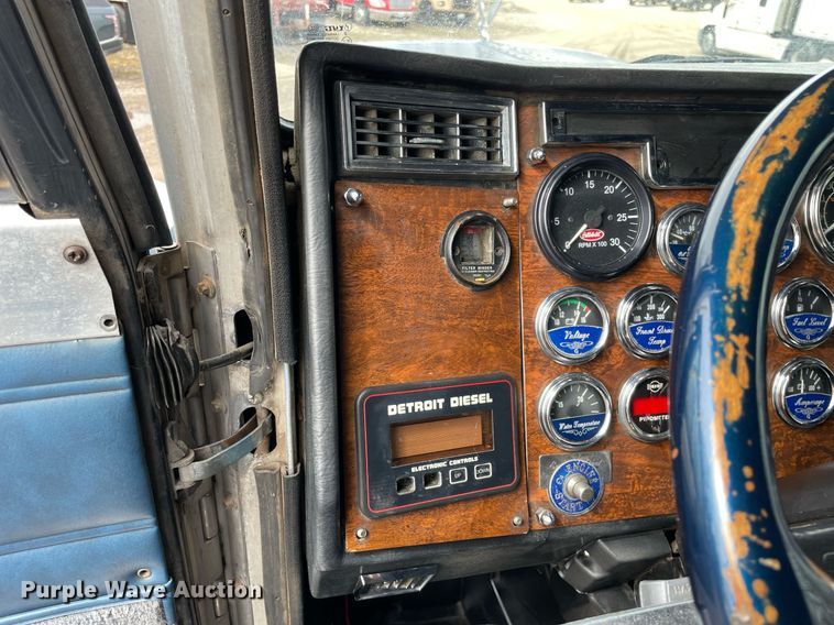 image for item LJ9565 1997 Peterbilt 379  semi truck