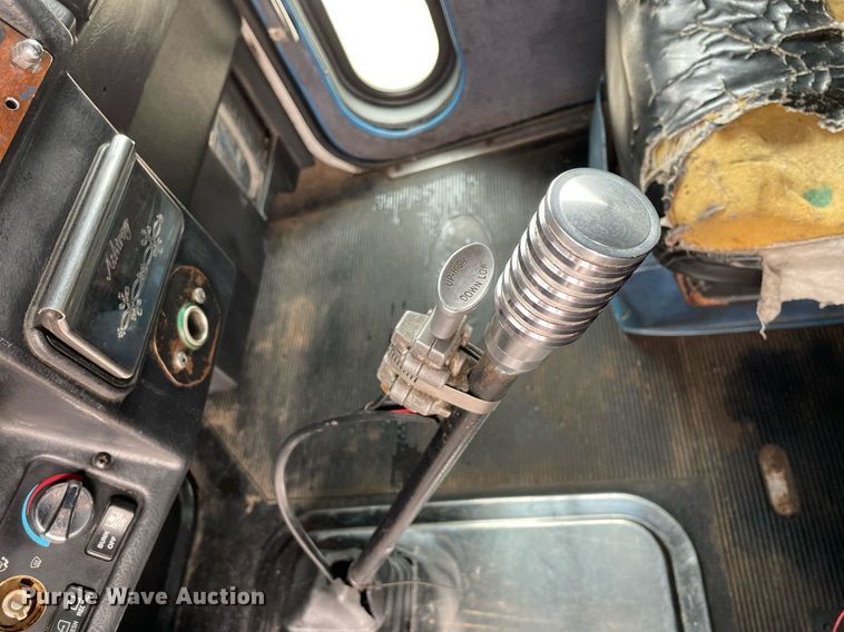 image for item LJ9565 1997 Peterbilt 379  semi truck