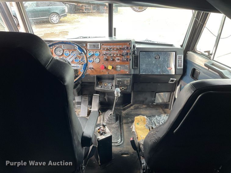 image for item LJ9565 1997 Peterbilt 379  semi truck