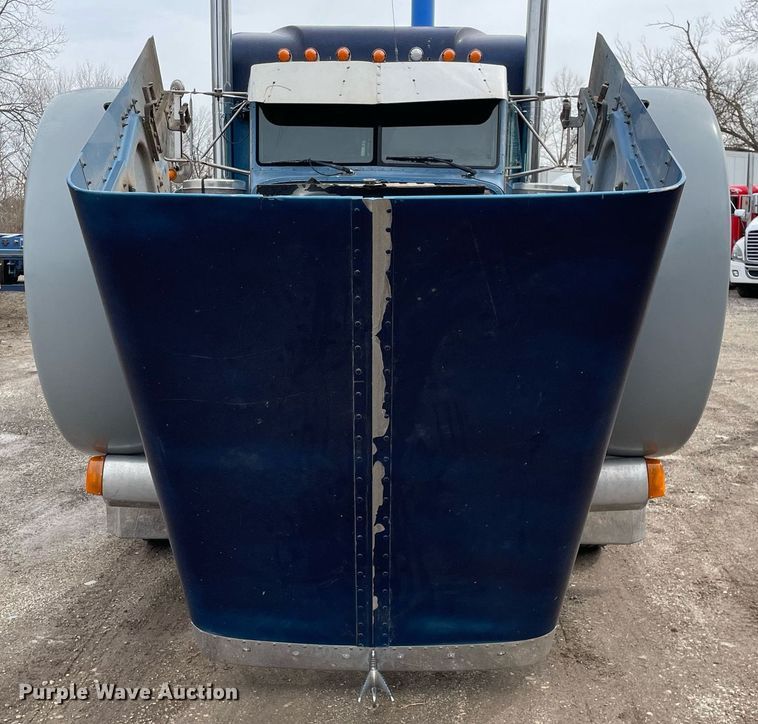 image for item LJ9565 1997 Peterbilt 379  semi truck