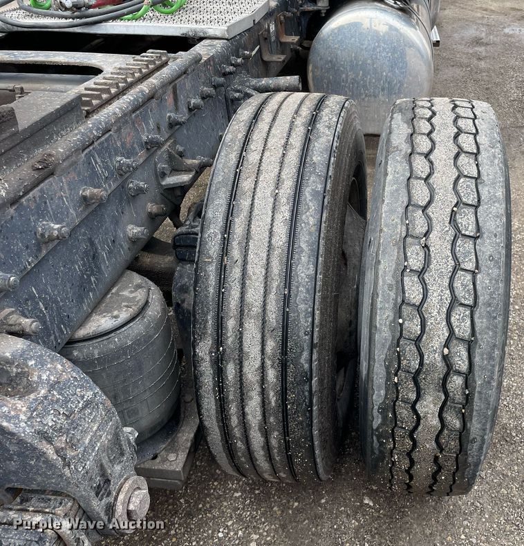 image for item LJ9565 1997 Peterbilt 379  semi truck