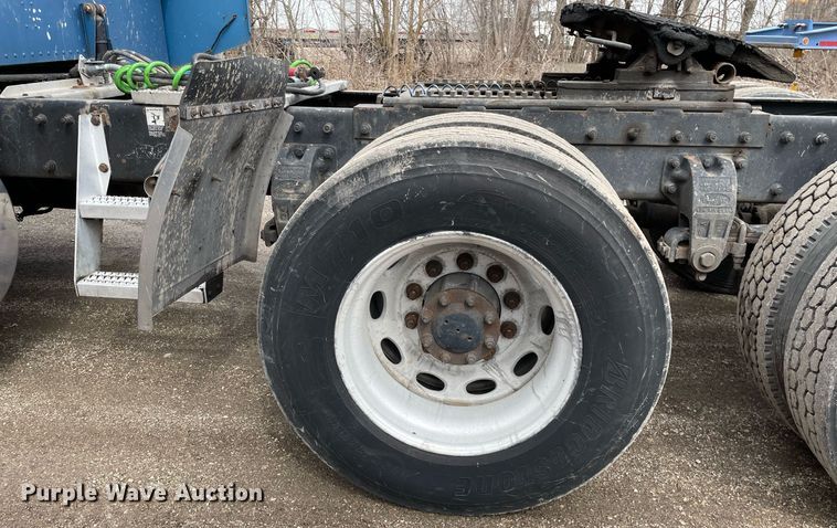 image for item LJ9565 1997 Peterbilt 379  semi truck