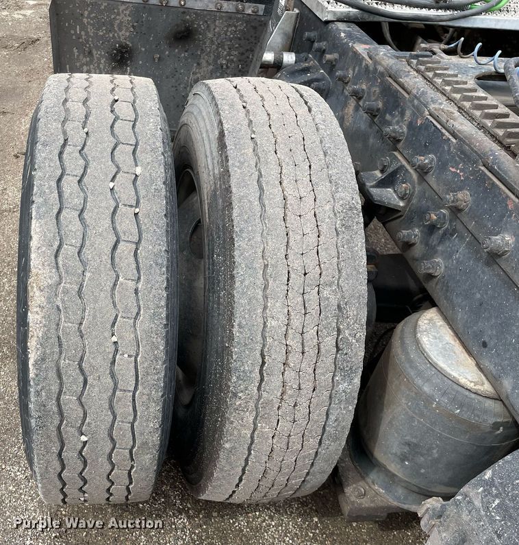 image for item LJ9565 1997 Peterbilt 379  semi truck