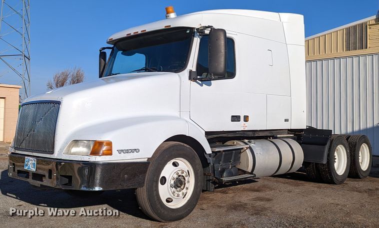 image for item LP9251 2002 Volvo VNL semi truck