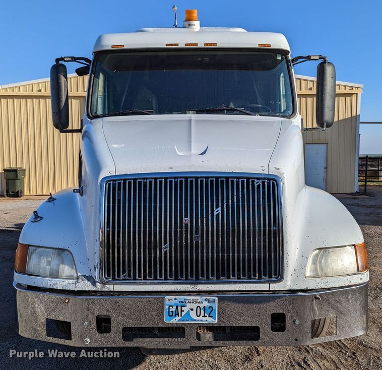 image for item LP9251 2002 Volvo VNL semi truck