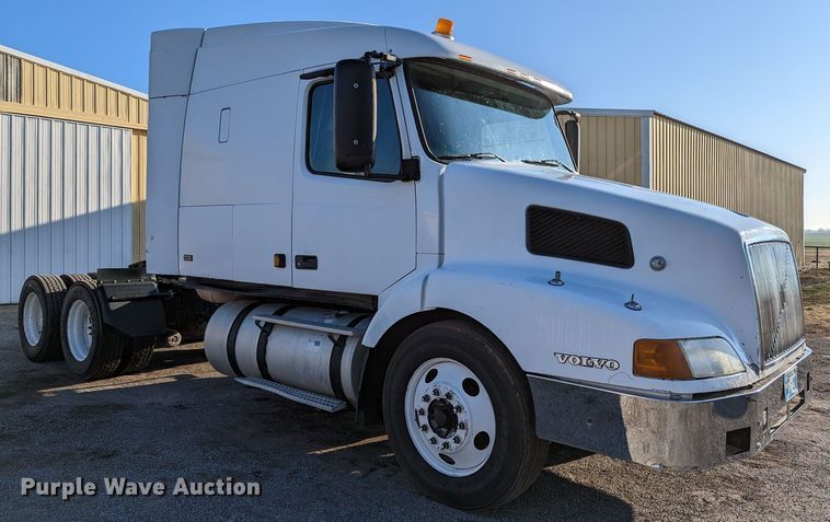 image for item LP9251 2002 Volvo VNL semi truck