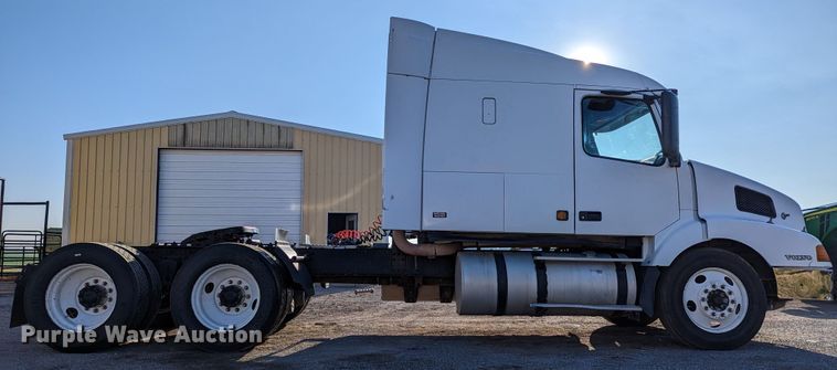 image for item LP9251 2002 Volvo VNL semi truck