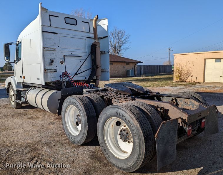 image for item LP9251 2002 Volvo VNL semi truck