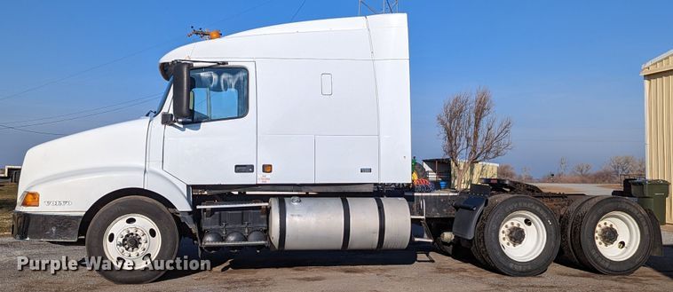 image for item LP9251 2002 Volvo VNL semi truck