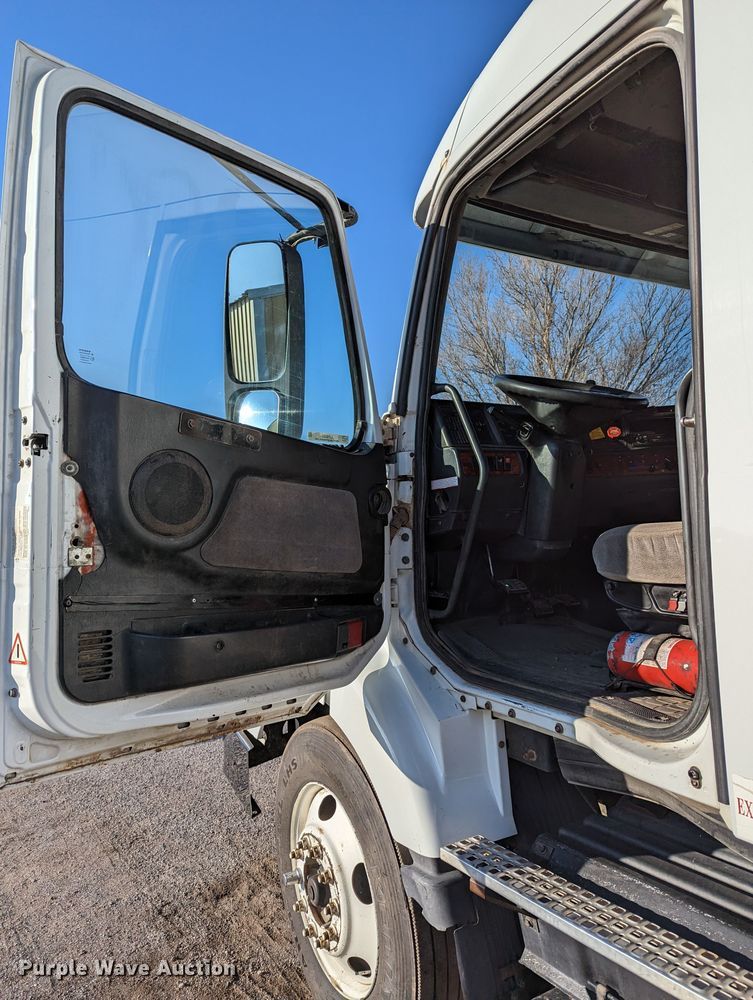 image for item LP9251 2002 Volvo VNL semi truck