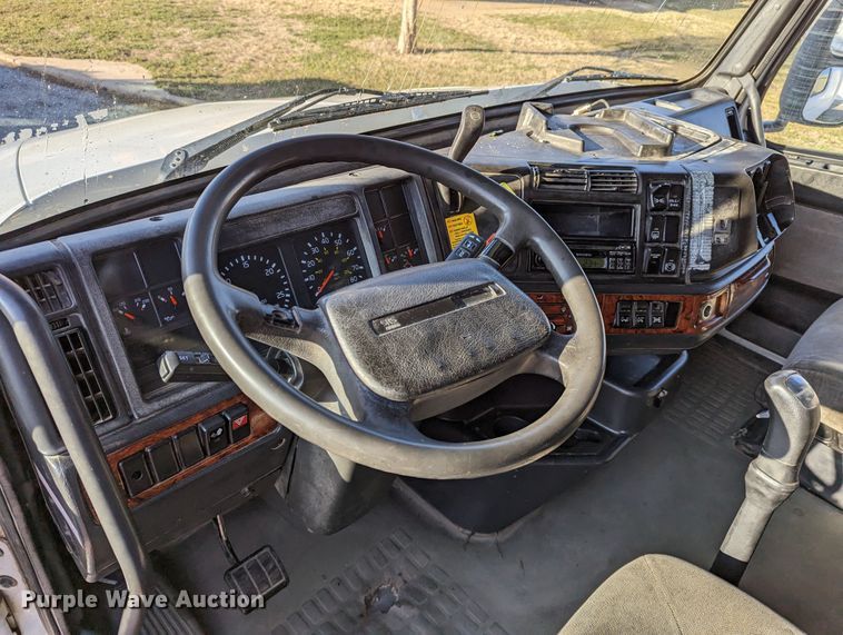 image for item LP9251 2002 Volvo VNL semi truck