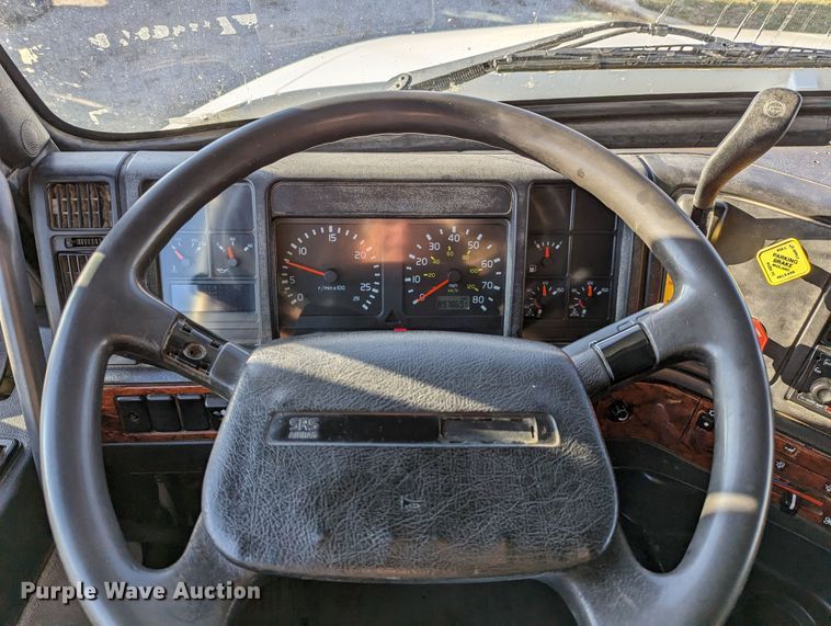 image for item LP9251 2002 Volvo VNL semi truck