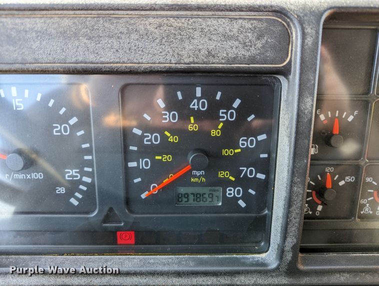 image for item LP9251 2002 Volvo VNL semi truck