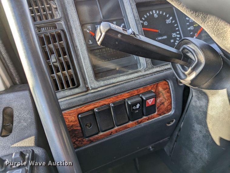 image for item LP9251 2002 Volvo VNL semi truck