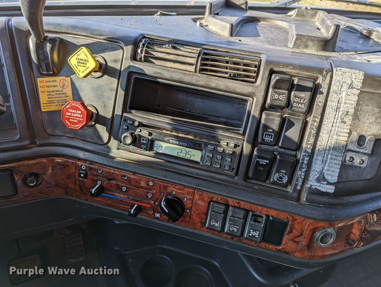 image for item LP9251 2002 Volvo VNL semi truck