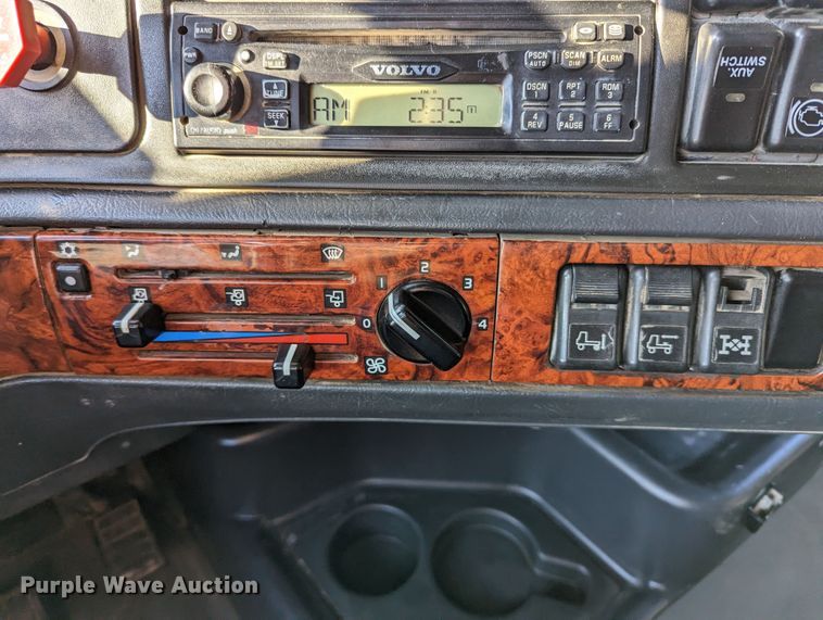 image for item LP9251 2002 Volvo VNL semi truck