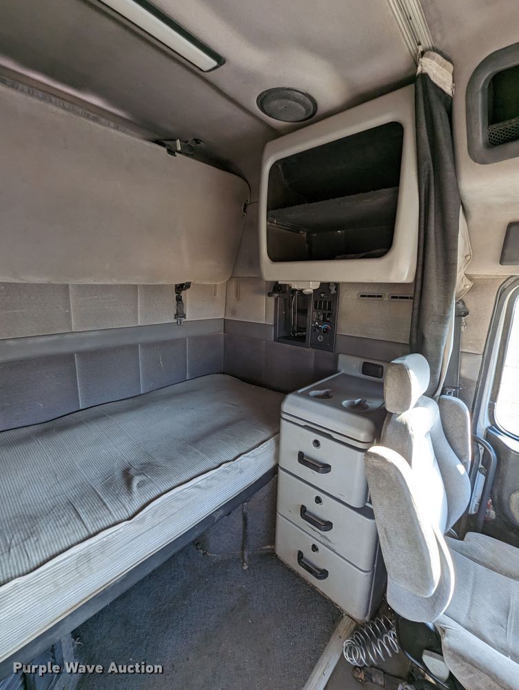 image for item LP9251 2002 Volvo VNL semi truck