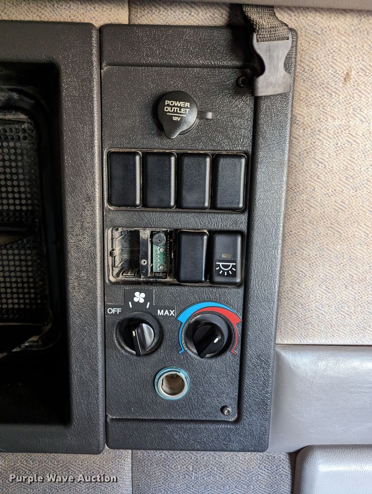 image for item LP9251 2002 Volvo VNL semi truck