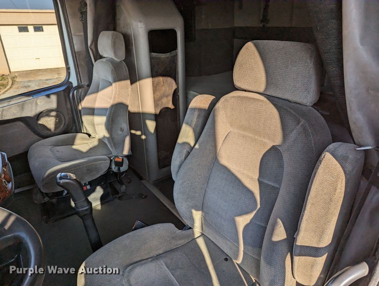 image for item LP9251 2002 Volvo VNL semi truck