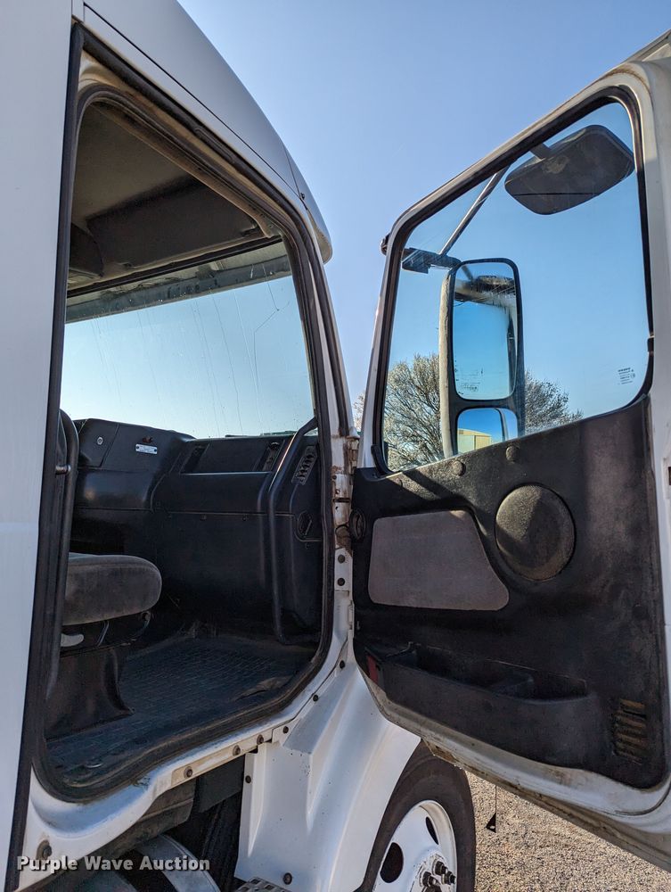 image for item LP9251 2002 Volvo VNL semi truck